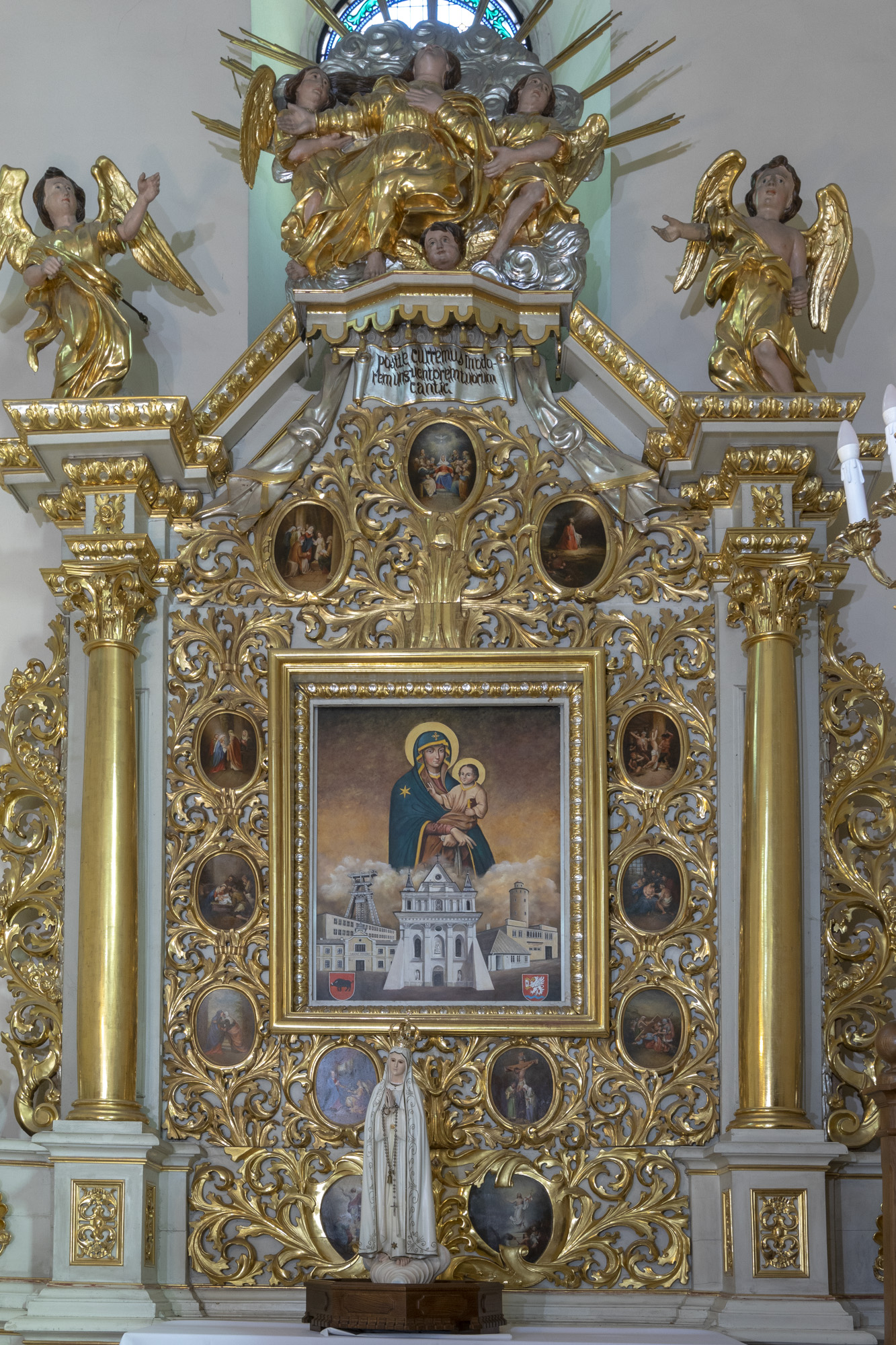 Ołtarz boczny pw. Matki Boskiej w kaplicy północnej