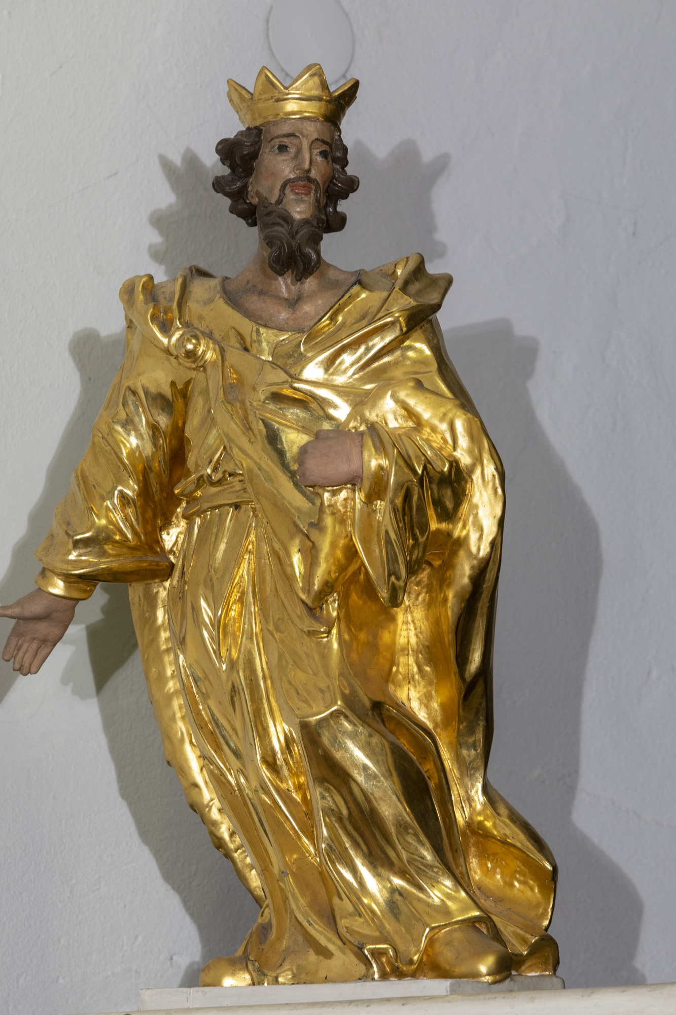 Rzeźba Króla Dawida w ołtarzu głównym