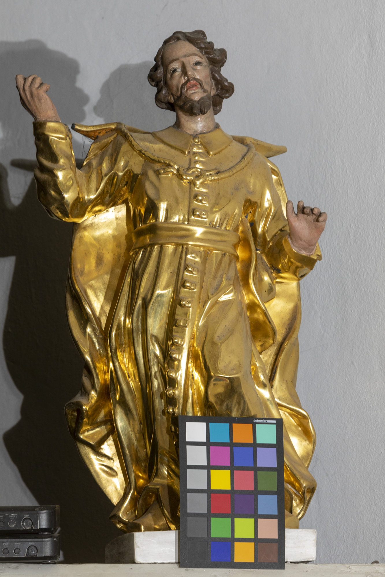 Rzeźba Salomona w ołtarzu głównym