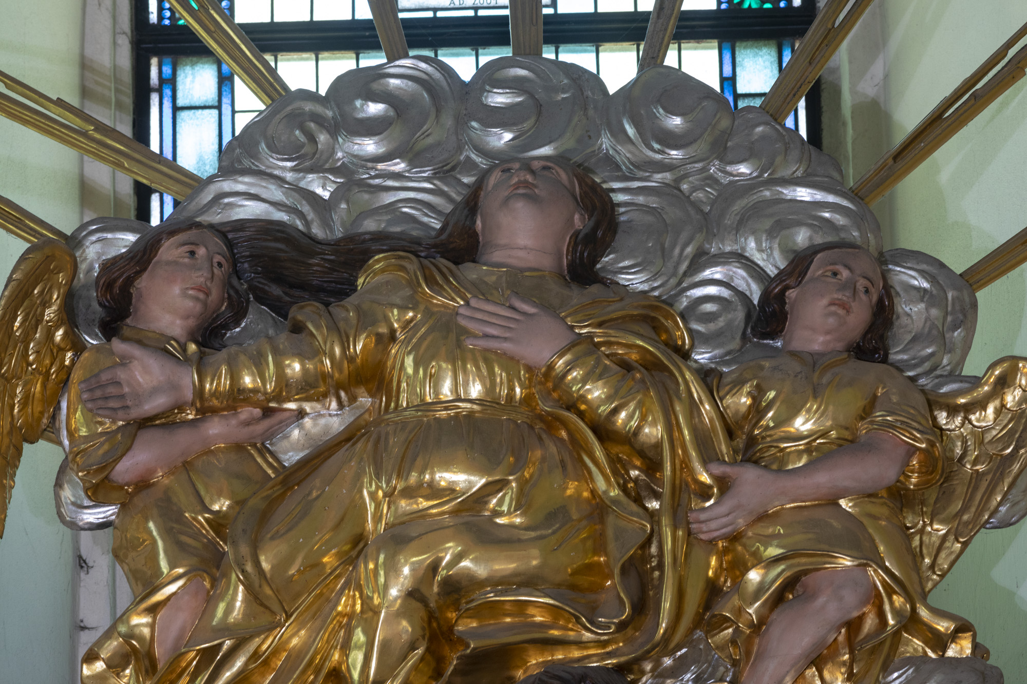 Rzeźba Wniebowzięcia NMP z ołtarza bocznego kaplicy północnej