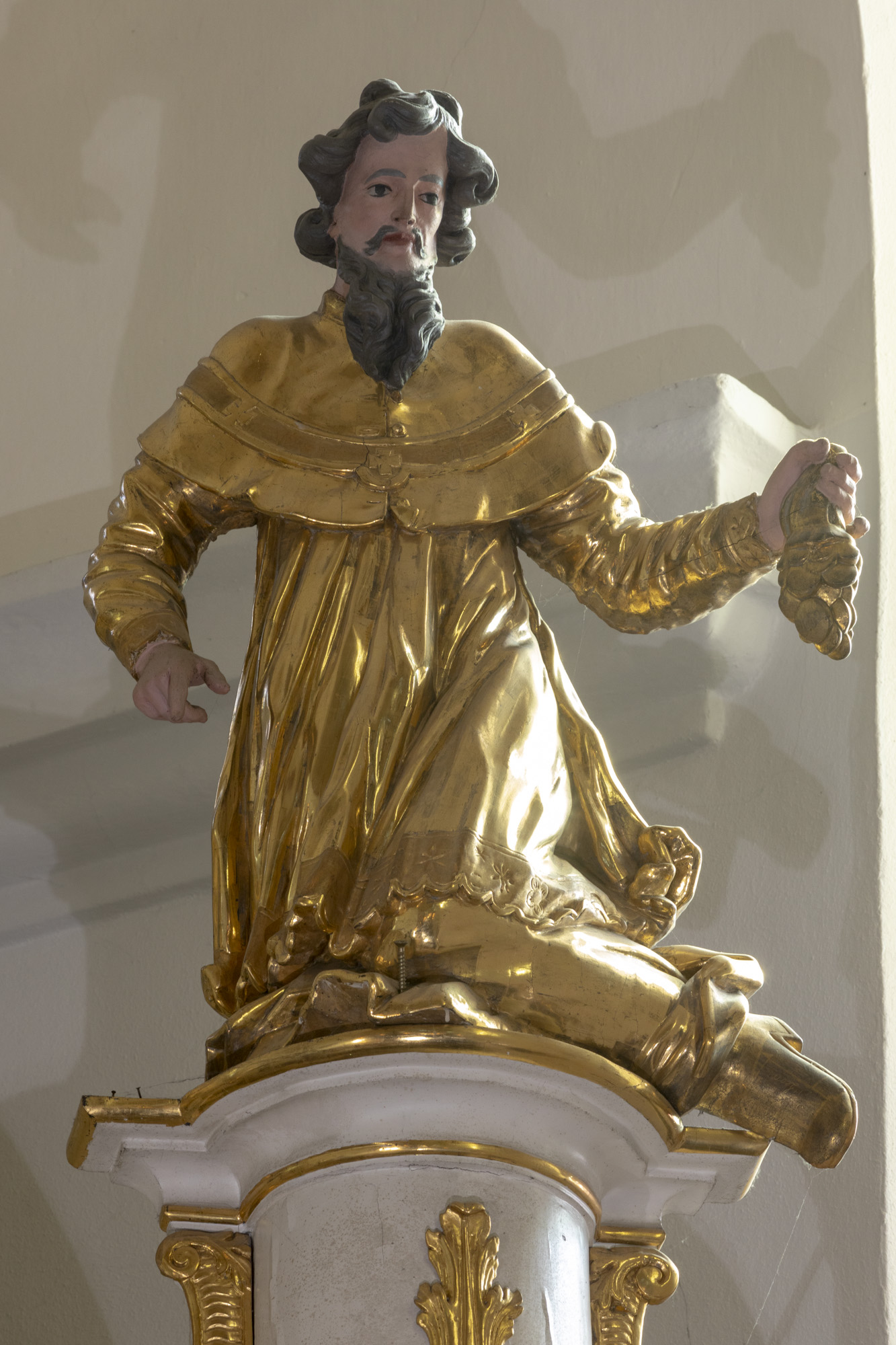 Rzeźba adorującego ministranta w ołtarzu głównym (2-ga)