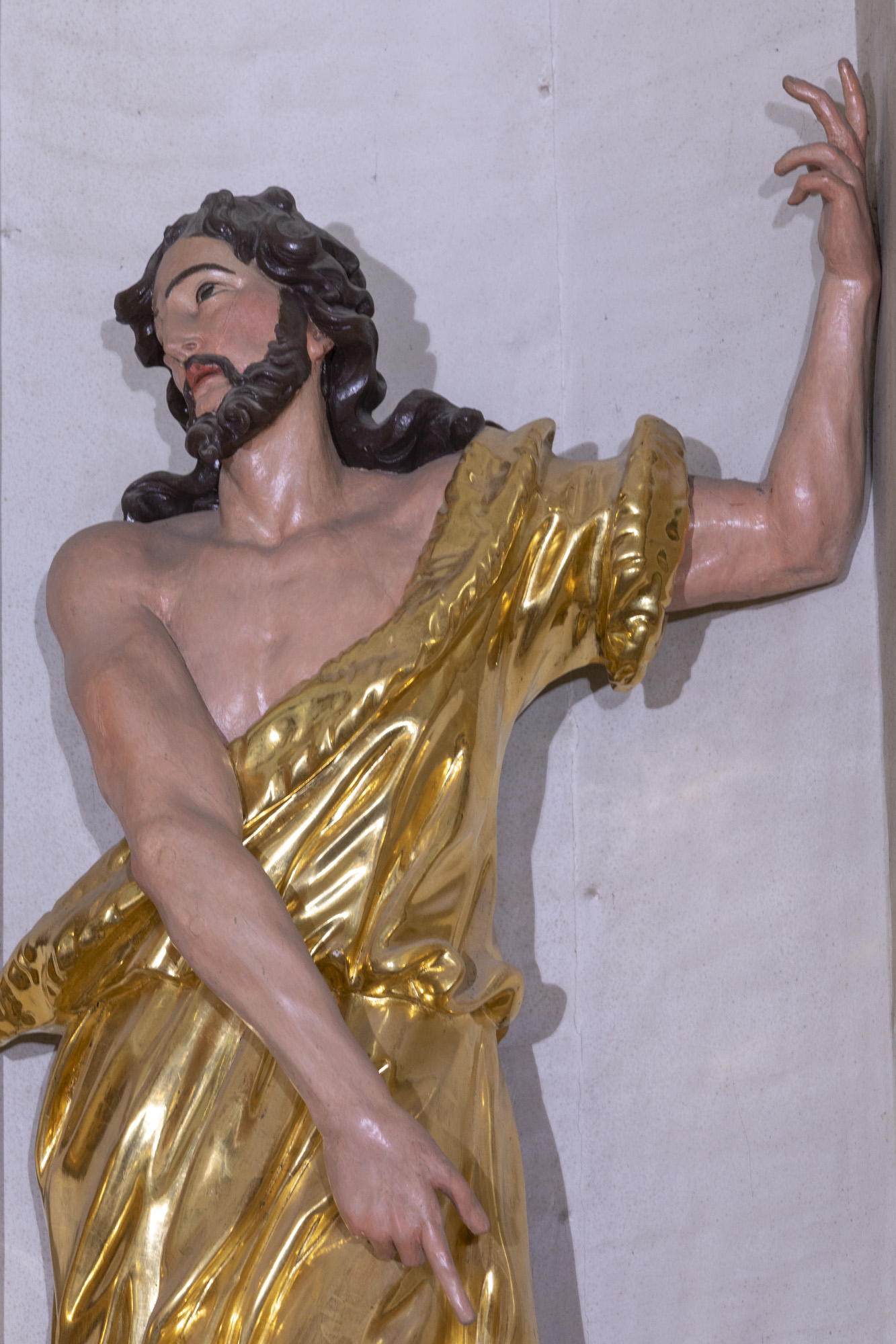 Rzeźba św. Jana Chrzciciela w ołtarzu głównym