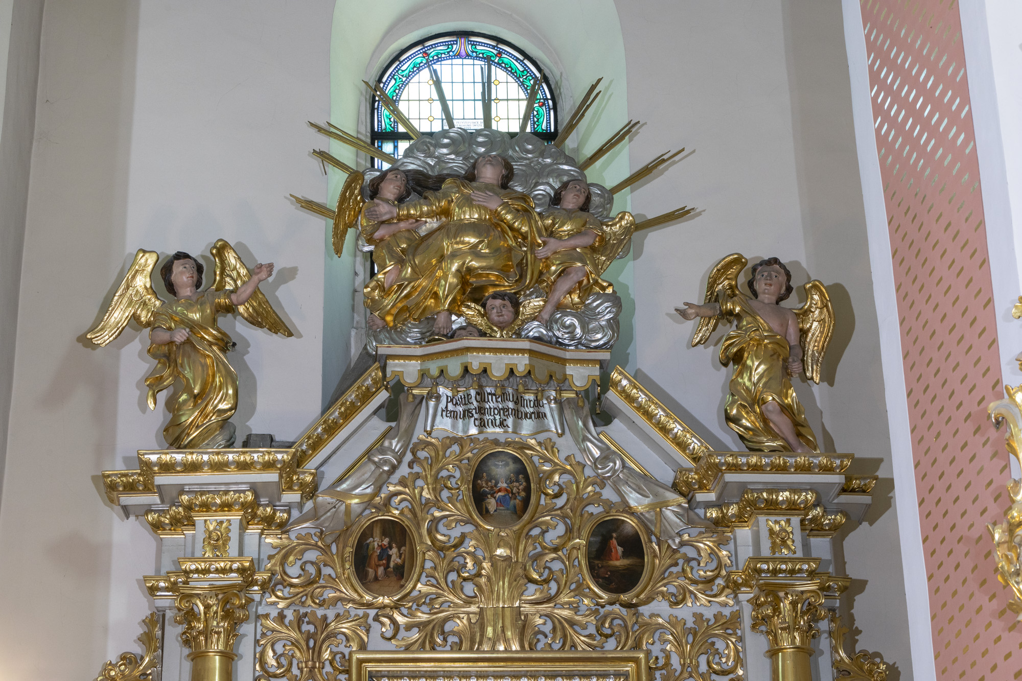 Rzeźby Aniołów z ołtarza bocznego kaplicy północnej