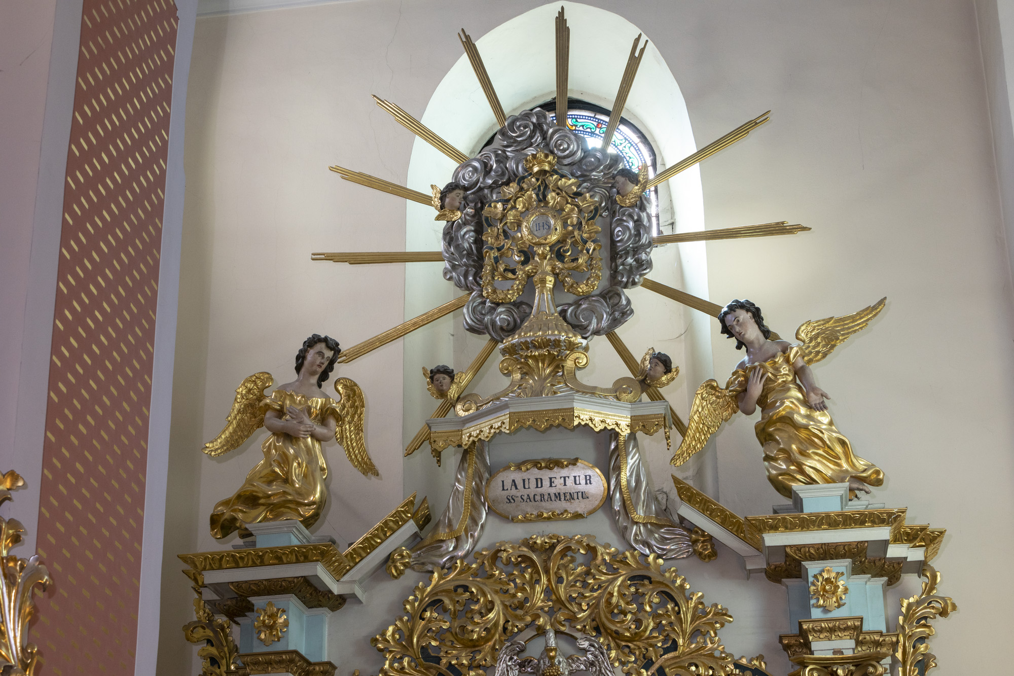 Rzeźby Monstrancji i Aniołów z ołtarza bocznego w kaplicy południowej