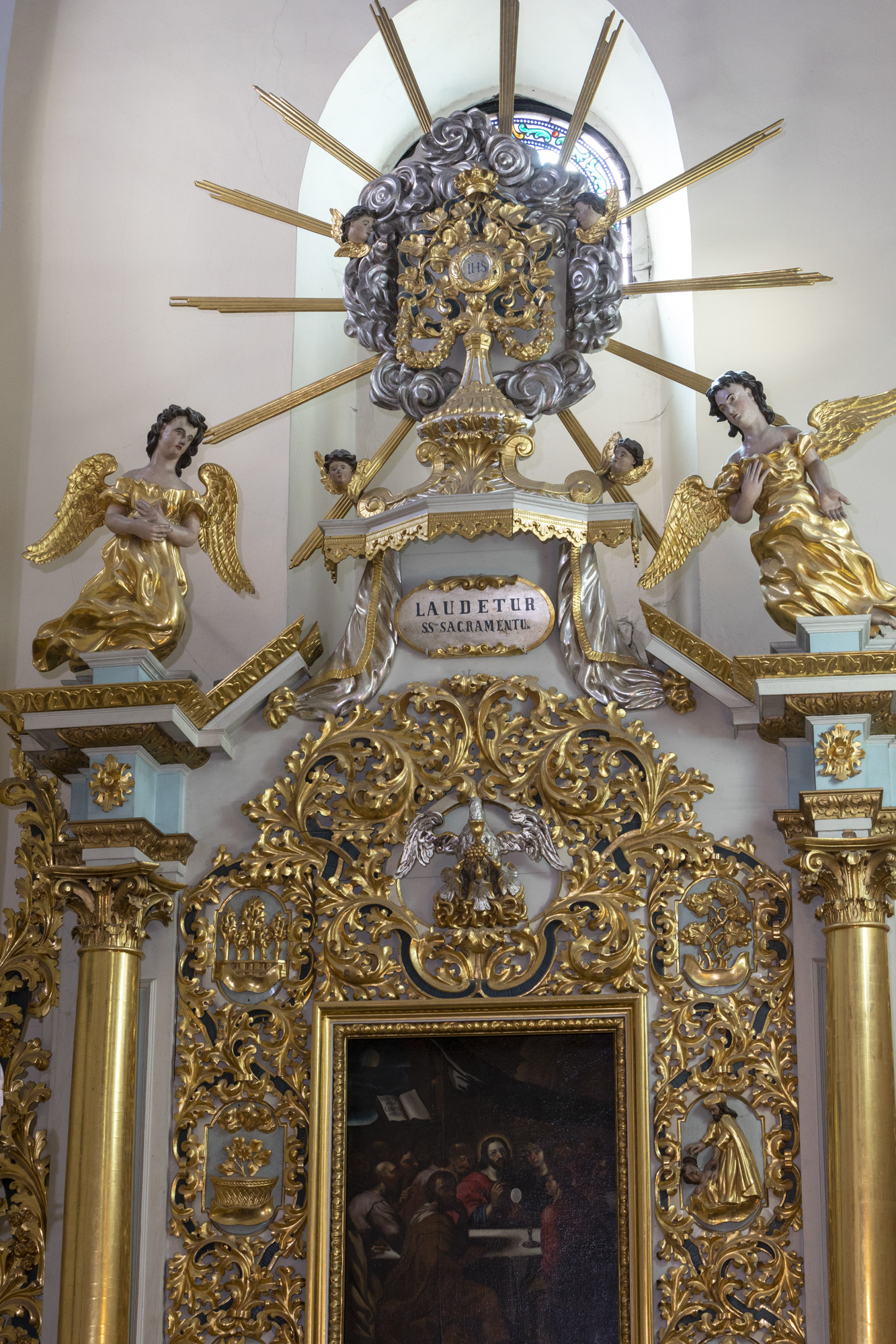 Rzeźby Monstrancji i Aniołów z ołtarza bocznego w kaplicy południowej