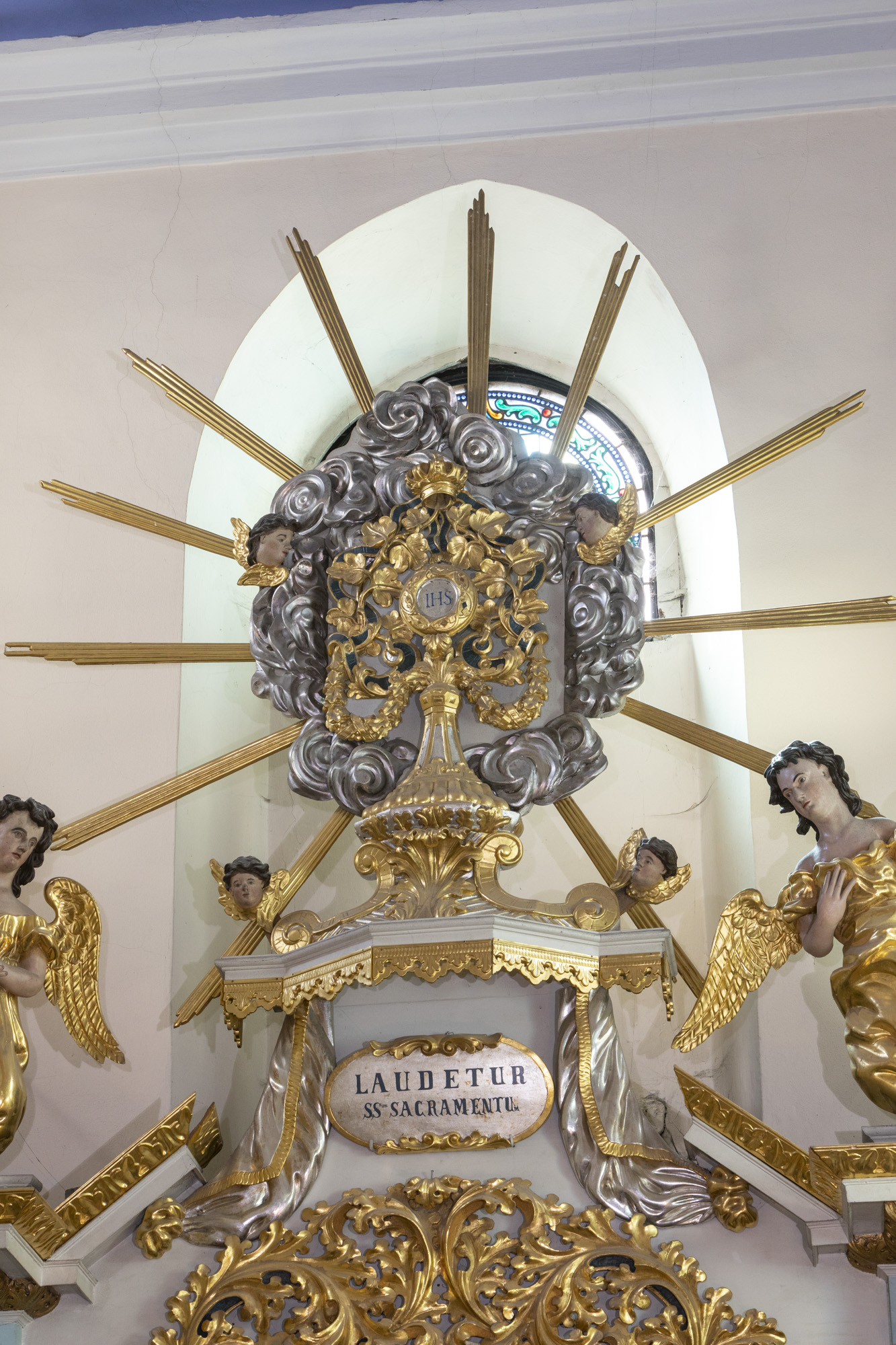 Rzeźby Monstrancji i Aniołów z ołtarza bocznego w kaplicy południowej