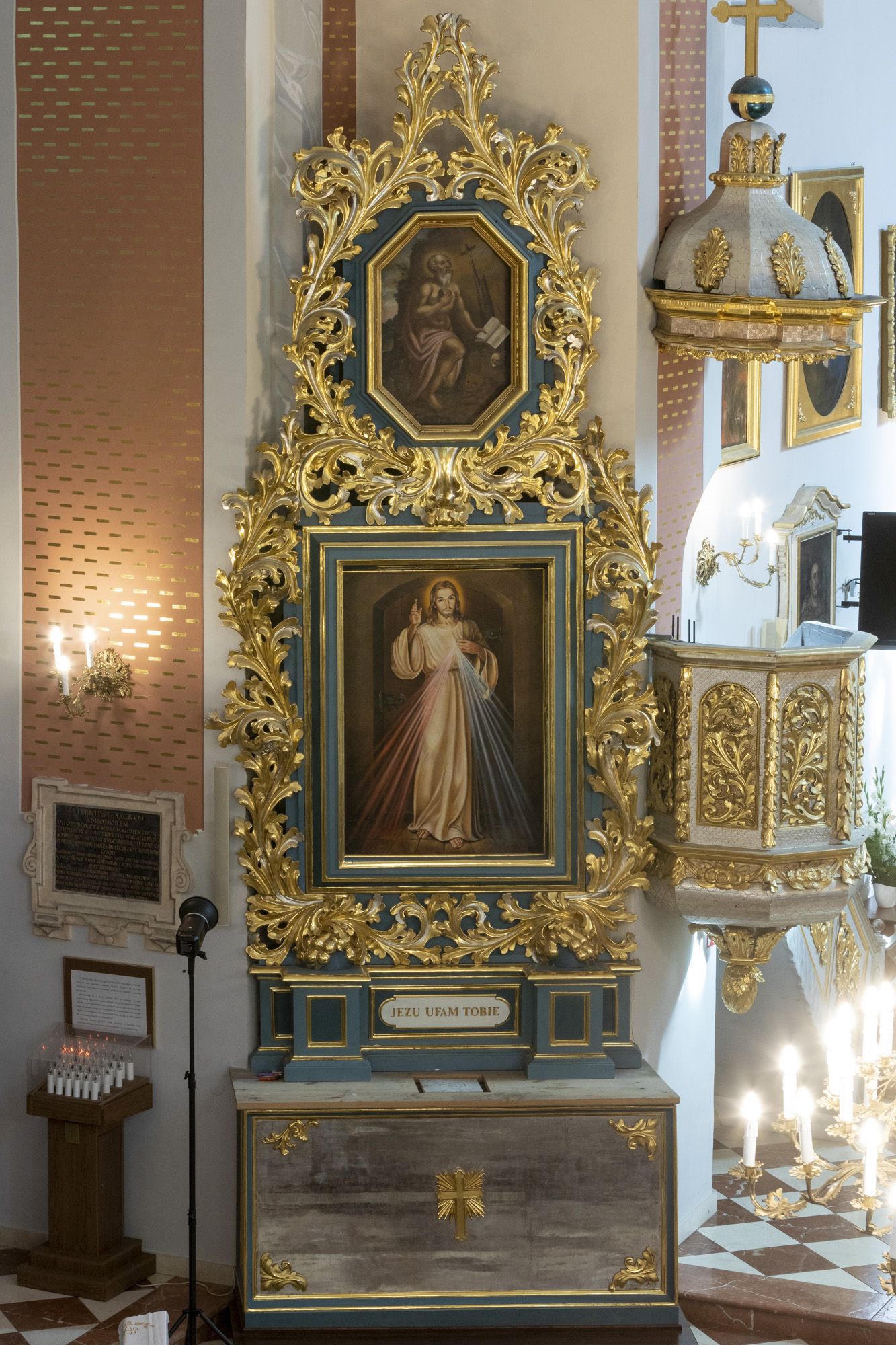 Ołtarz boczny przy tęczy pw. Miłosierdzia Bożego