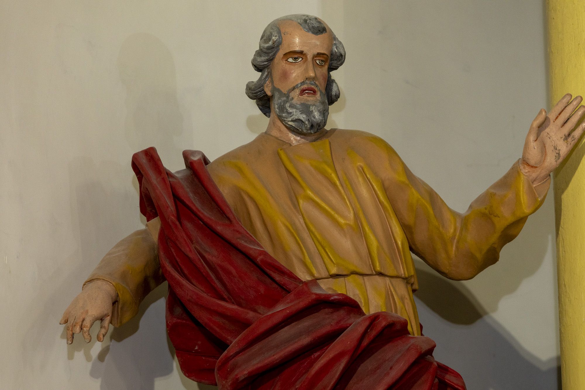 Posąg św. Piotra w ołtarzu głównym