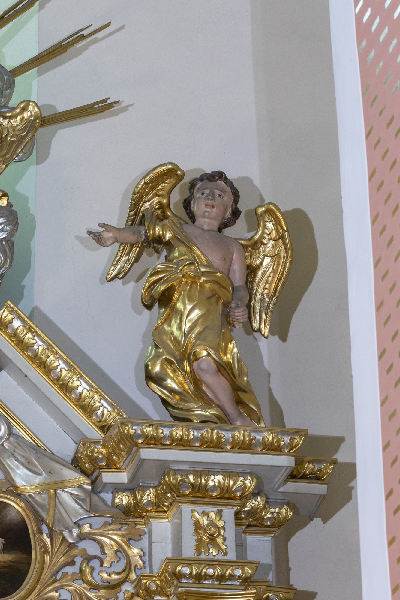 Rzeźby aniołów z ołtarza bocznego kaplicy północnej