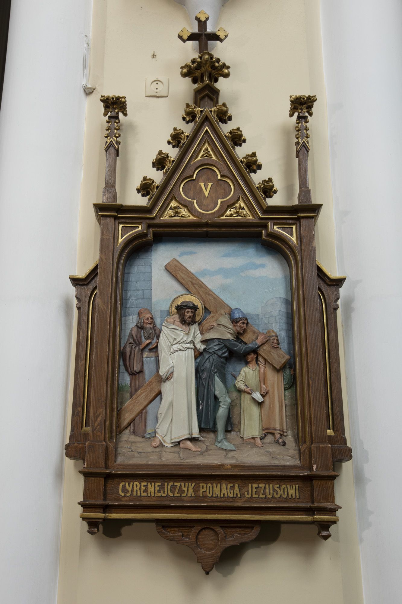 Stacja V Męki Pańskiej. Szymon Cyrenejczyk pomaga nieść krzyż Chrystusowi. 