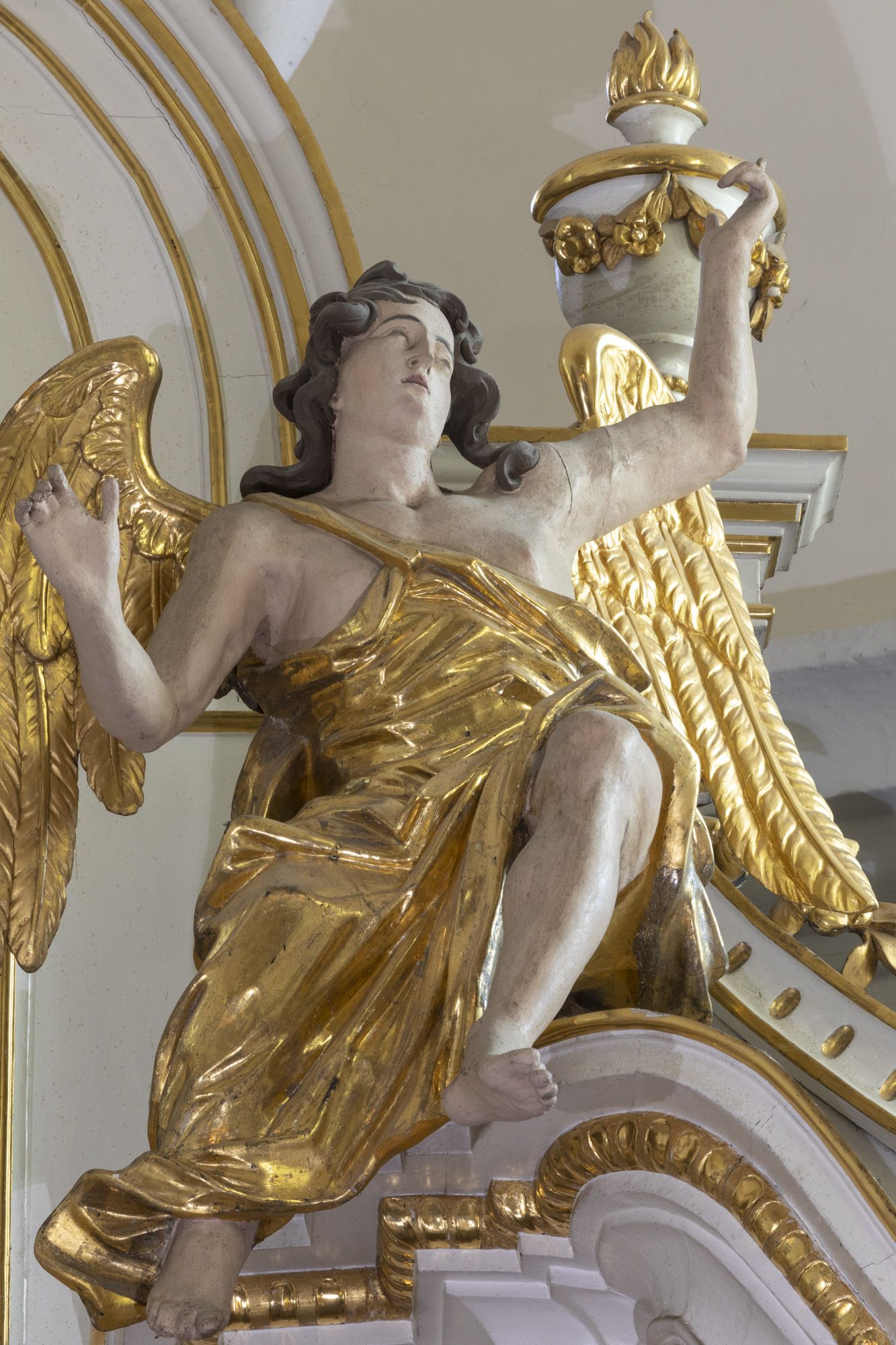 Rzeźba Anioła (1-sza) w ołtarzu głównym