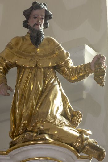 Rzeźba adorującego ministranta w ołtarzu głównym (2-ga)