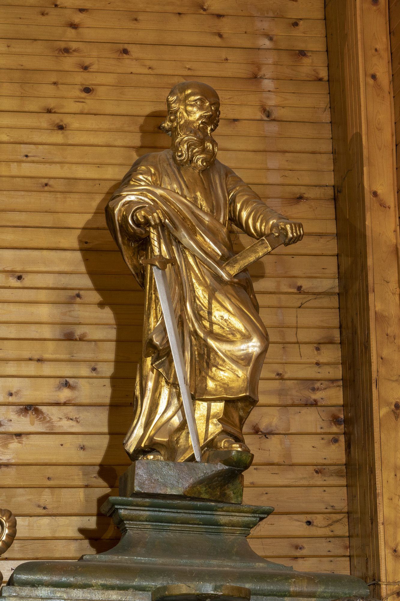 Posągi śś. Piotr i Pawła w ołtarzu głównym