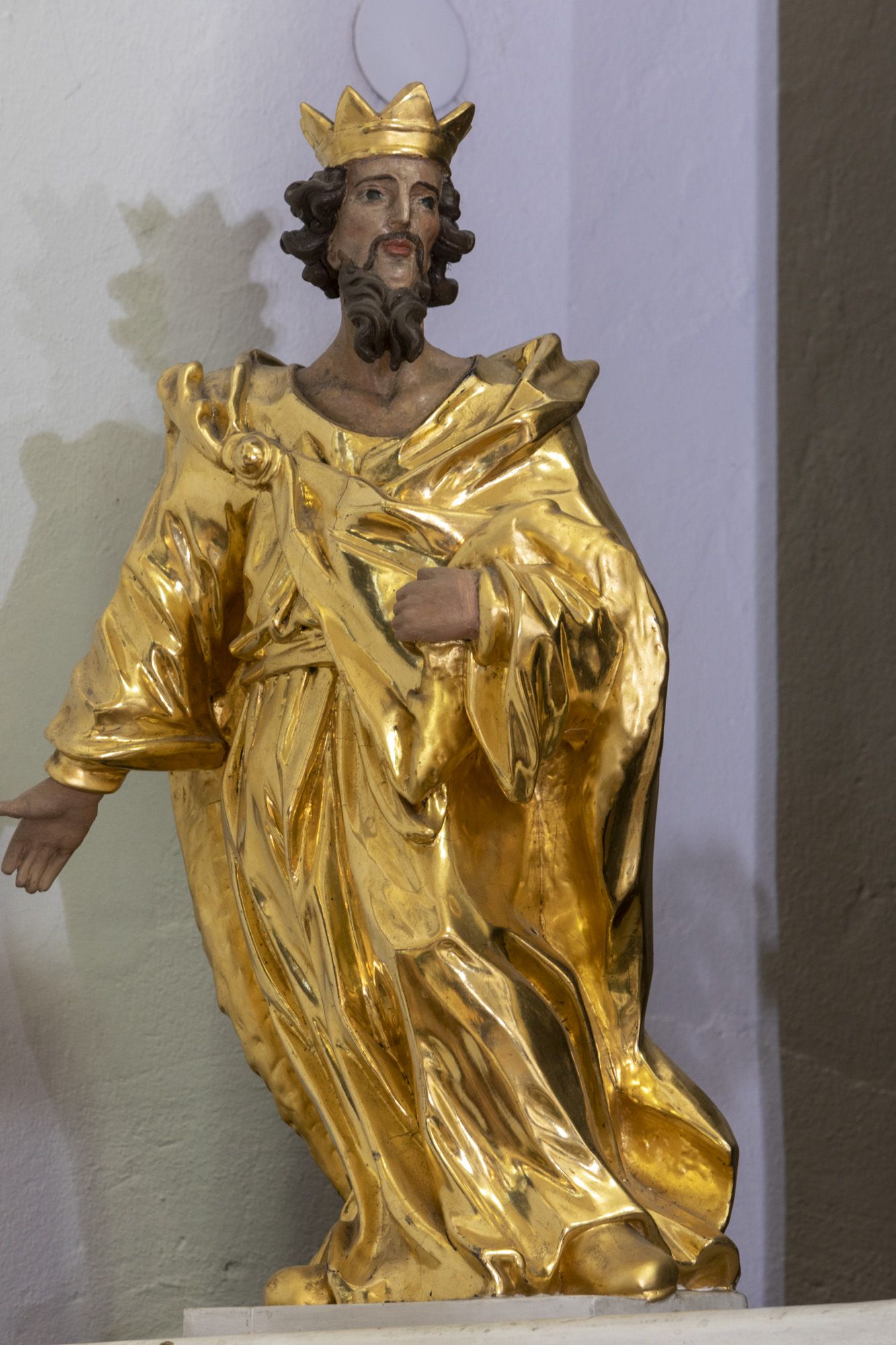 Rzeźba Króla Dawida w ołtarzu głównym