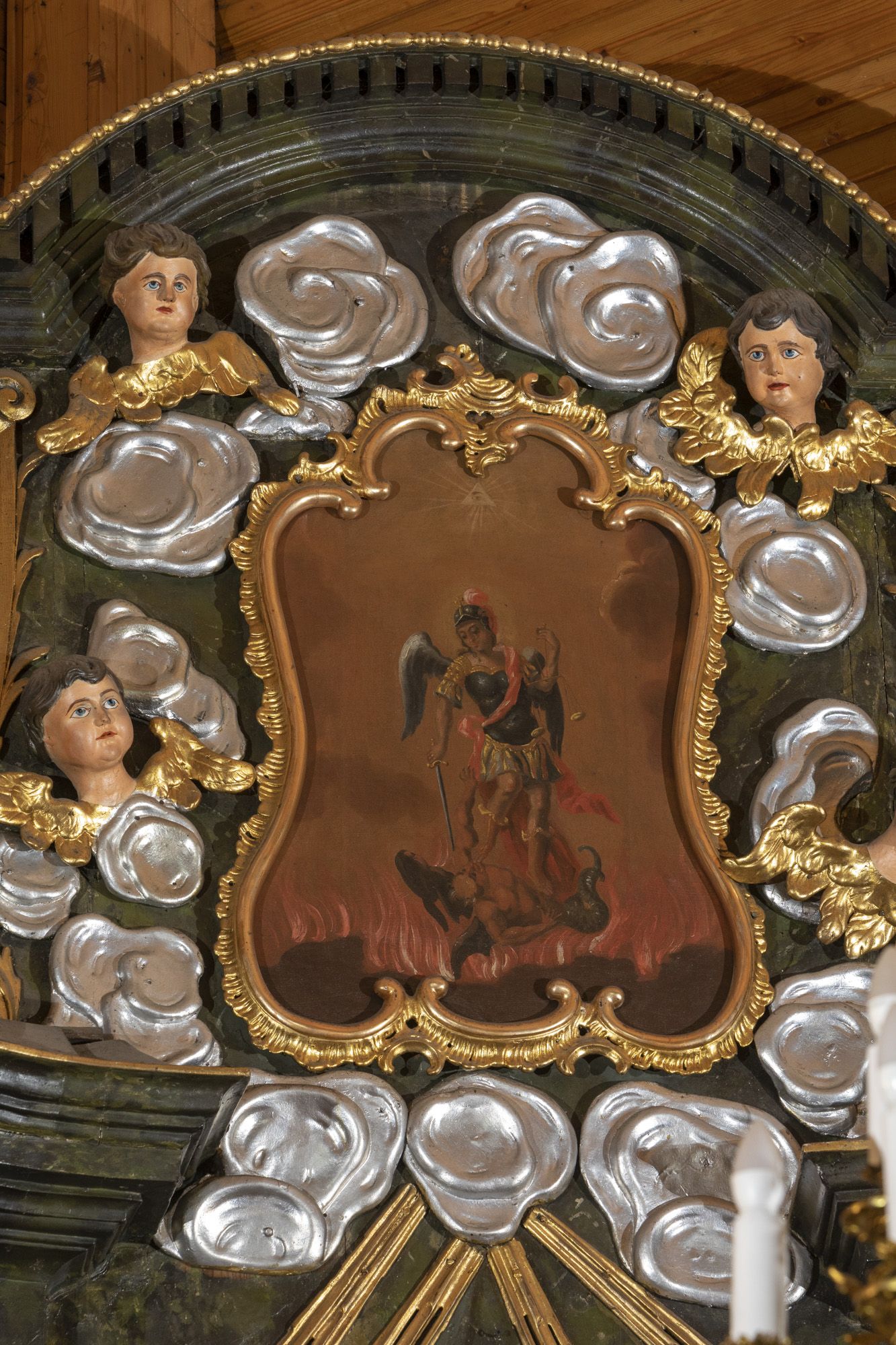 Obraz św. Michała Archanioła w nasadzie ołtarza bocznego