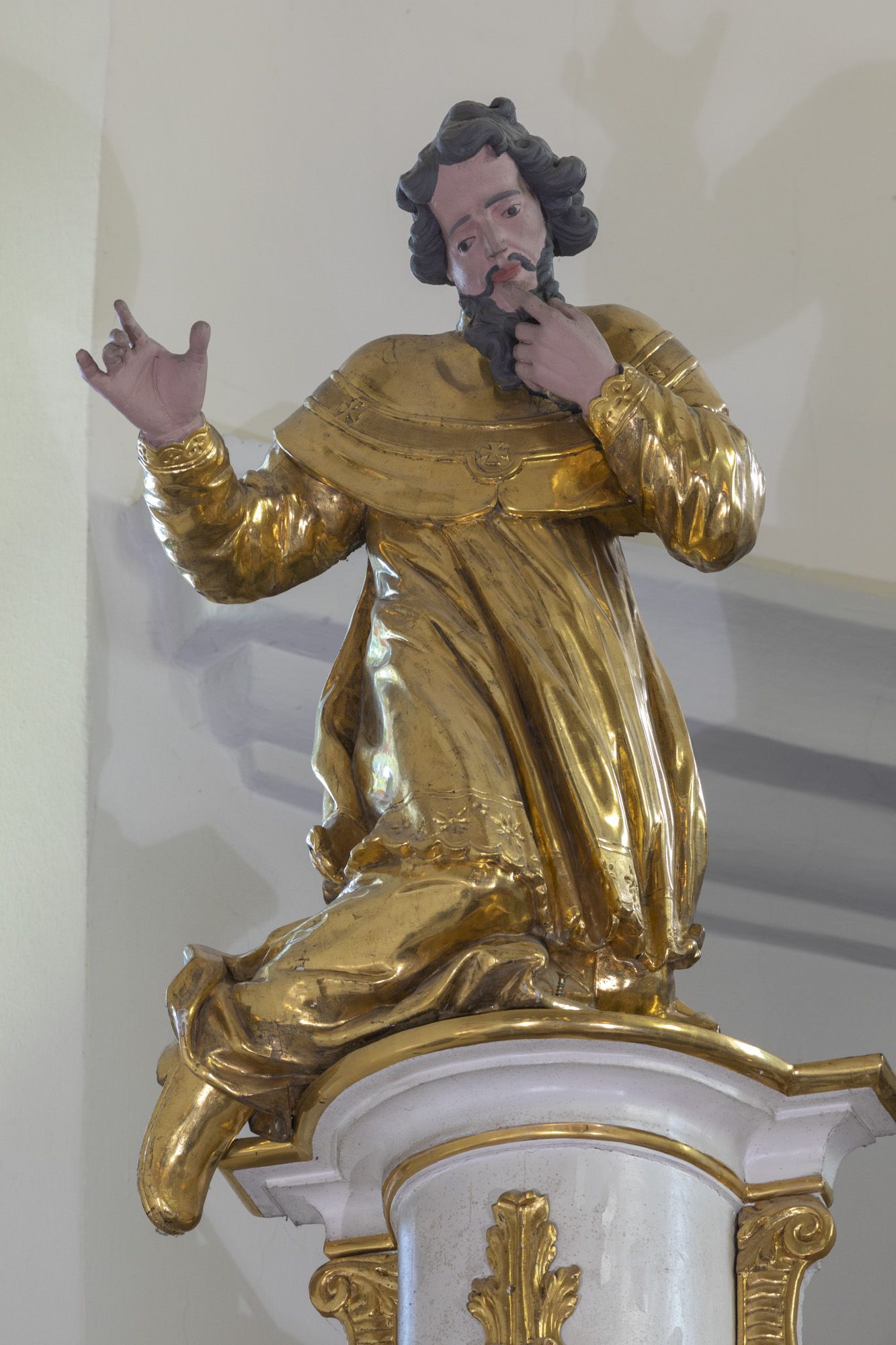 Rzeźba adorującego ministranta (1-sza) w ołtarzu głównym