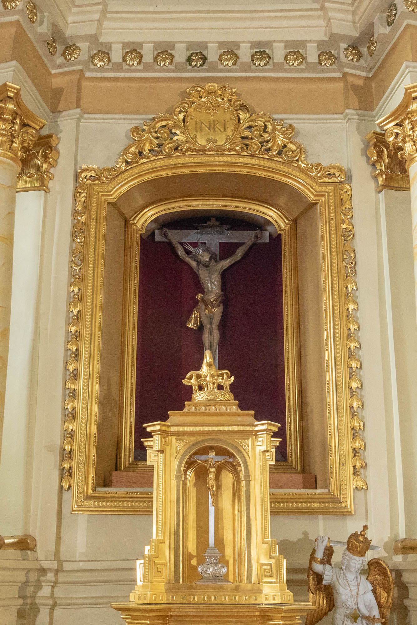 Rama w polu nastawy ołtarza głównego