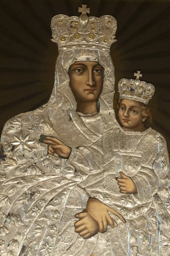 Sukienka Matki Boskiej z Dzieciątkiem w ołtarzu głównym