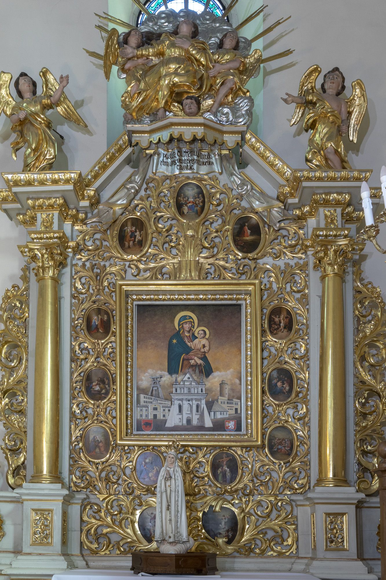 Ołtarz boczny pw. Matki Boskiej w kaplicy północnej