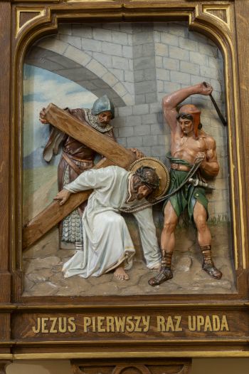 Stacja III Męki Pańskiej. Jezus Chrystus upada pod krzyżem po raz pierwszy.