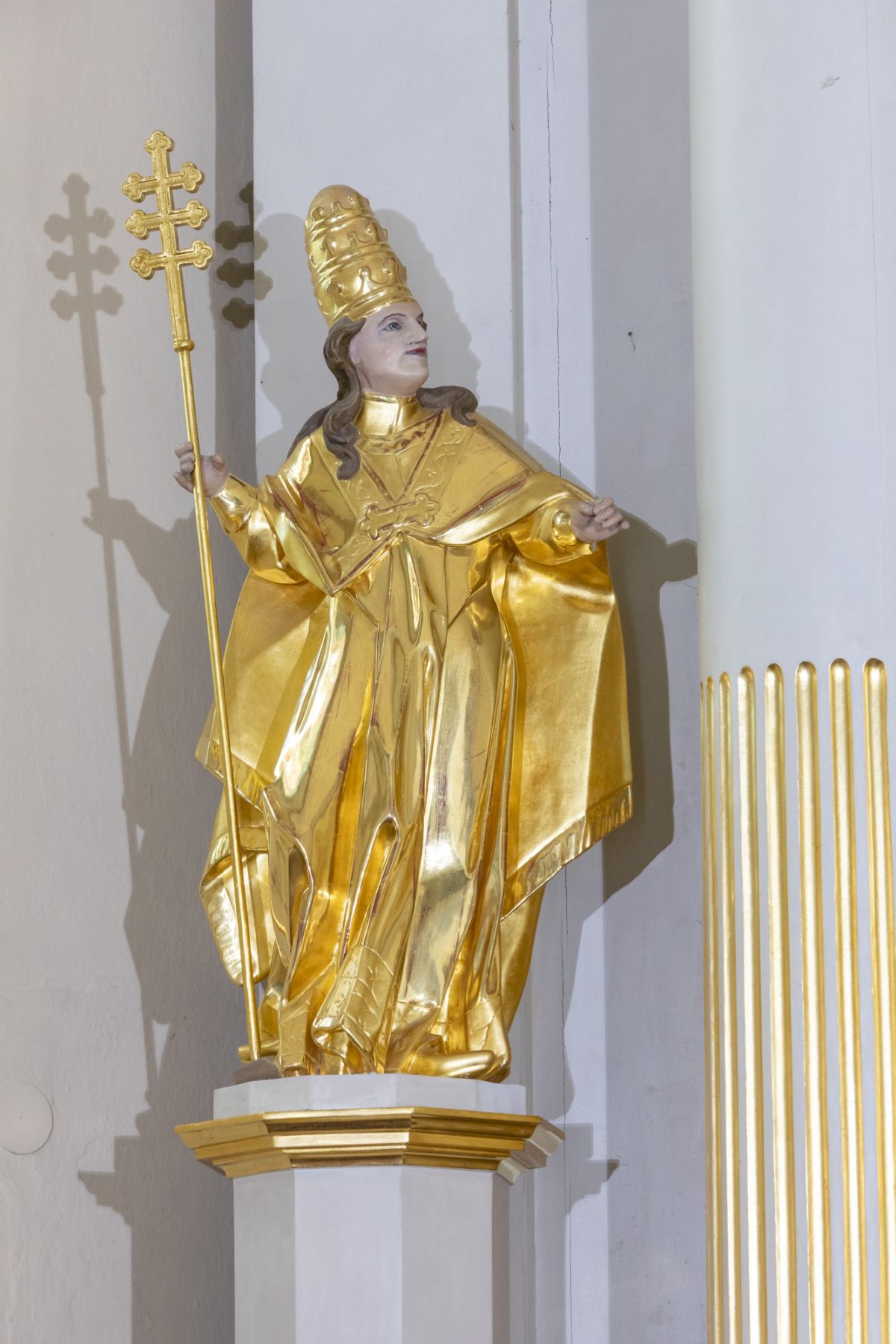 Rzeźba nierozpoznanego św papieża przy ołtarzu głównym