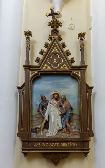 Stacja X Męki Pańskiej. Jezus Chrystus z szat odarty.