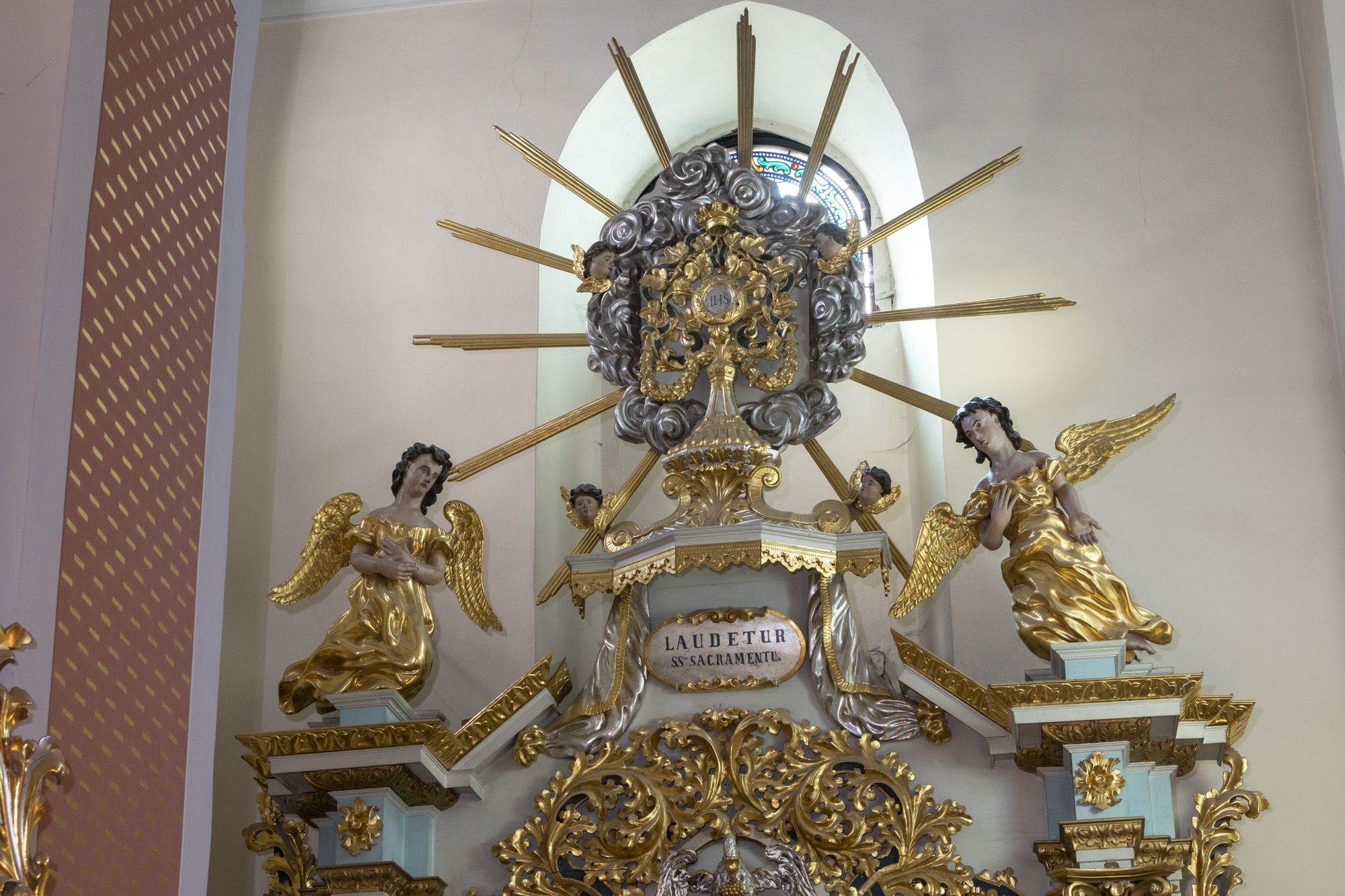 Rzeźby Monstrancji i Aniołów z ołtarza bocznego w kaplicy południowej