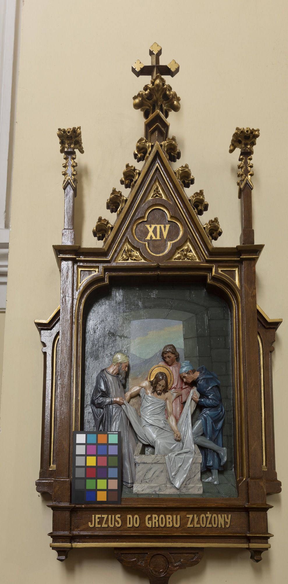Stacja XIV Męki Pańskiej. Ciało Jezusa Chrystusa złożone do grobu. 