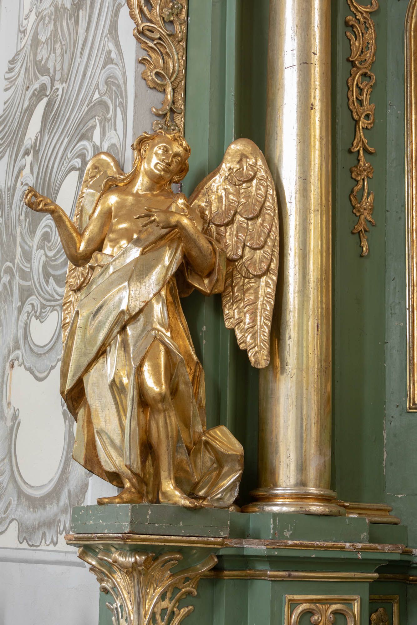 Rzeźba – Anioł 1 (ołtarz boczny – str. prawa nawy)