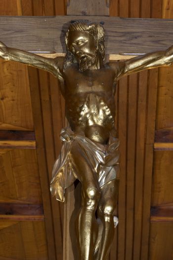 Figura Chrystusa Ukrzyżowanego w tęczy