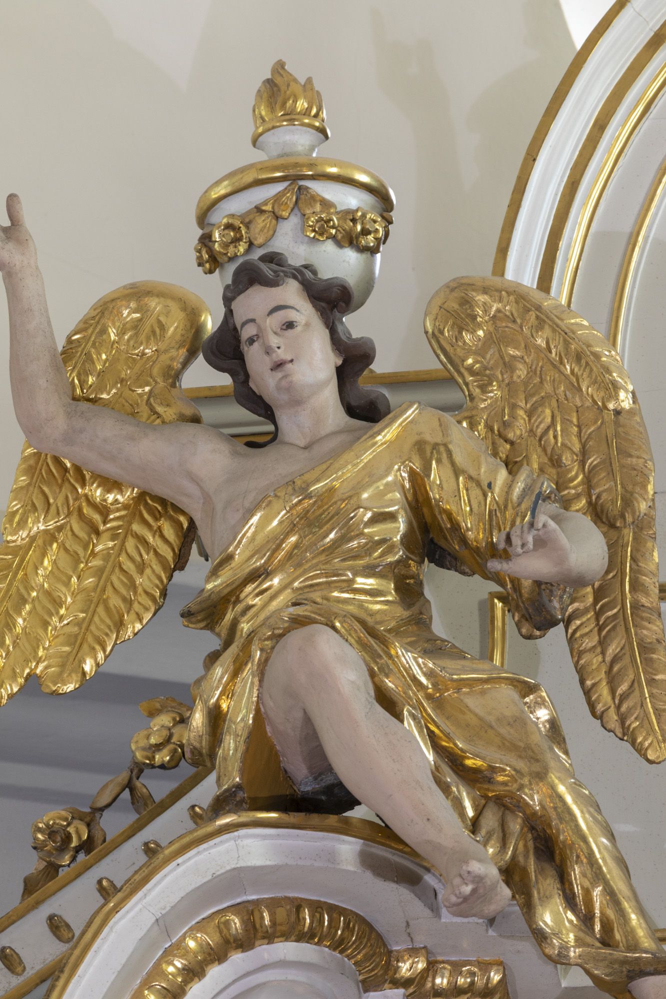 Rzeźba Anioła (2-ga) w ołtarzu głównym